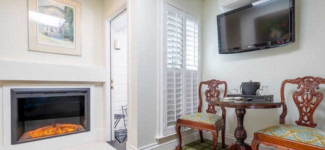 classic-queen-room-with-fireplace