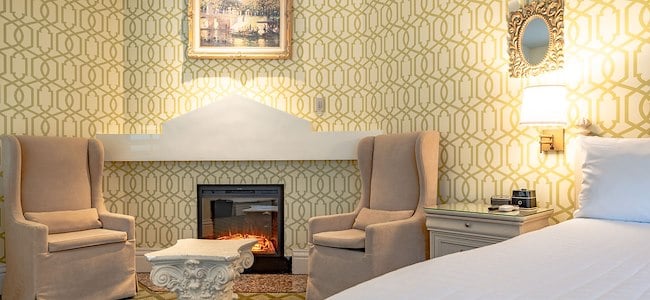 deluxe-queen-ada-guest-room