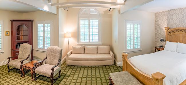 deluxe-queen-fireplace-guest-room