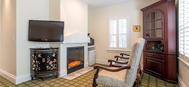 deluxe-queen-fireplace-guest-room