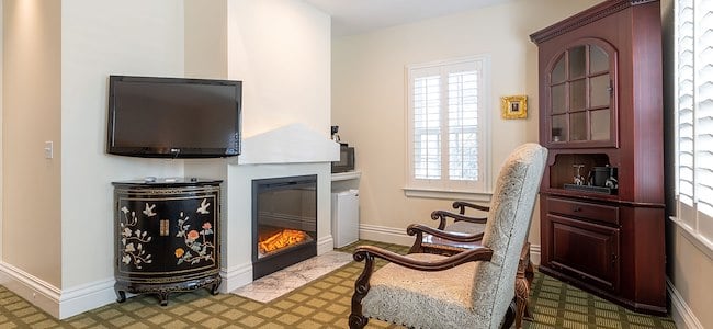 deluxe-queen-fireplace-guest-room