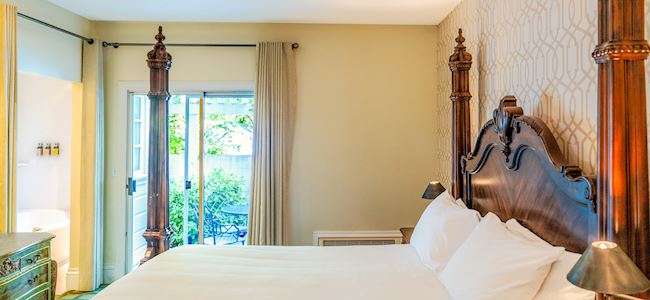signature-king-room-with-garden-patio