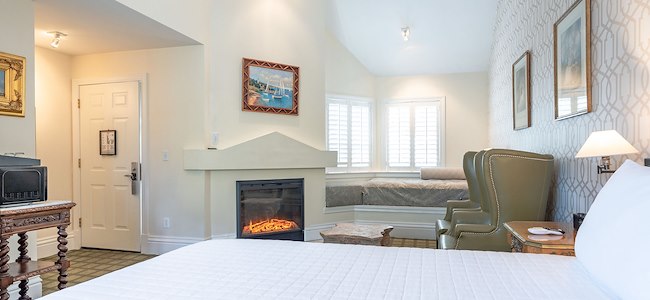 signature-queen-jacuzzi-tub-guest-room