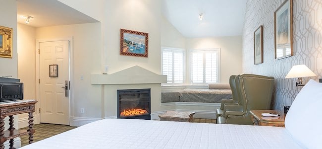 signature-queen-jacuzzi-tub-guest-room