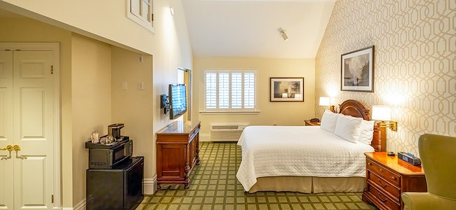 signature-queen-jacuzzi-tub-guest-room