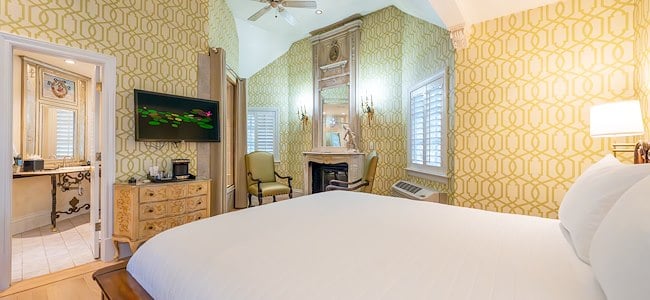 signature-king-suite-at-calistoga-hotel-th
