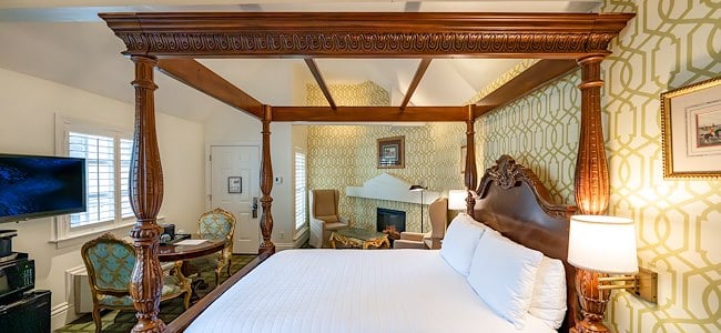 deluxe-queen-fireplace-guest-room