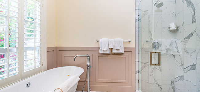 superior-queen-soaking-tub-guest-room