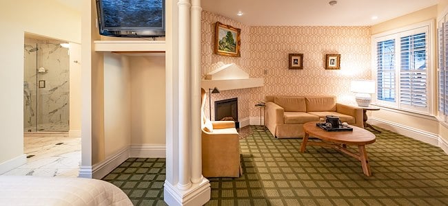 superior-queen-patio-guest-room