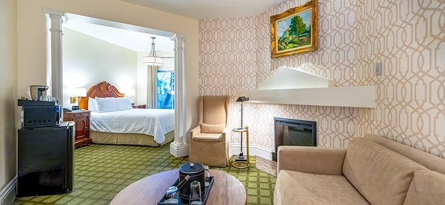 superior-queen-patio-guest-room